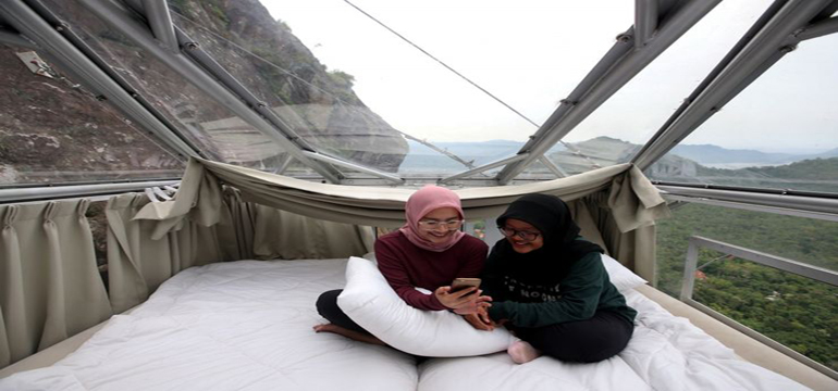 Asyiknya Menikmati Alam Purwakarta dari Hotel Gantung di Tebing Gunung Parang