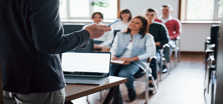 Tantangan dan Peluang Kewirausahaan di Era Digital: Perspektif Mahasiswa