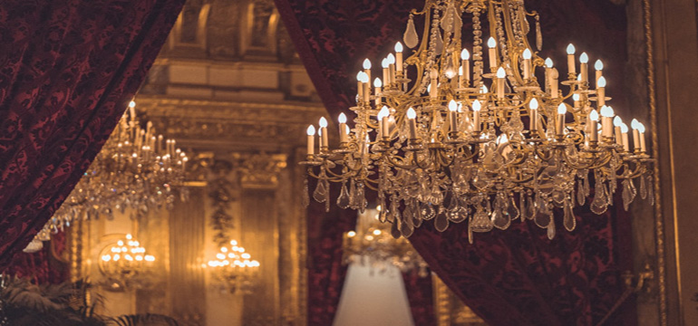 Kisah Panjang Sang Penerang Gantung (Chandelier)