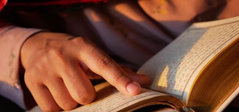 Al-Qur’an di Genggaman Tapi Kenapa Masih Jarang Dibaca Padahal Scroll Nggak Pernah Absen