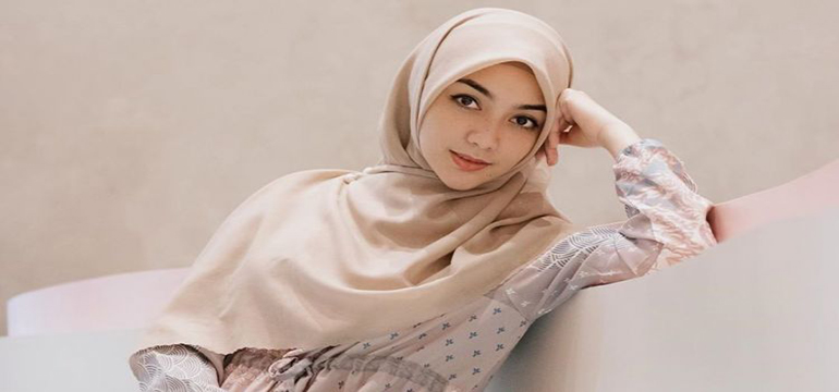 Kelebihan Kekurangan Bahan Satin dan Sifon untuk Pakaian Muslim